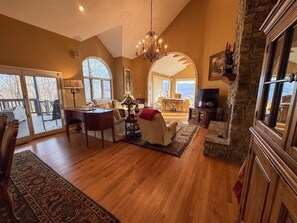 Living area - Laurel Ridge Overlook (Waynesville)
