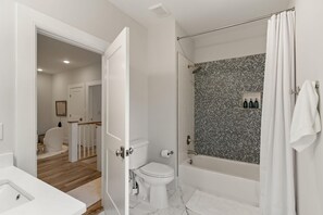 Bathroom - Driftwood at Seagate - We love Doggies (Wilmington)