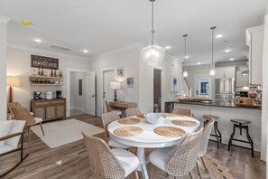 Dining - Driftwood at Seagate - We love Doggies (Wilmington)