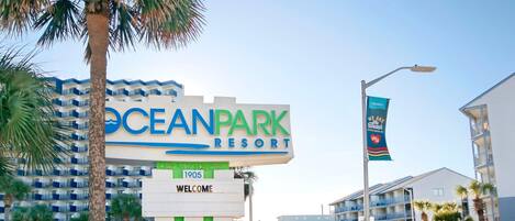 Señal para Ocean Park Resort con el mensaje 'BIENVENIDOS' y el año 1905.