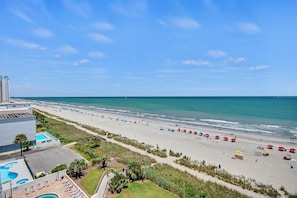 On the beach - Oceanfront King Room + Beach Access + Dog Friendly (Myrtle Beach)