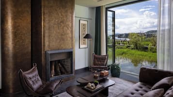 Junior Villa, Partial Lake View | Living area