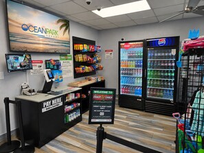 Gift shop - Oceanfront Two Queen Room + Beach + Dog Friendly (Myrtle Beach)