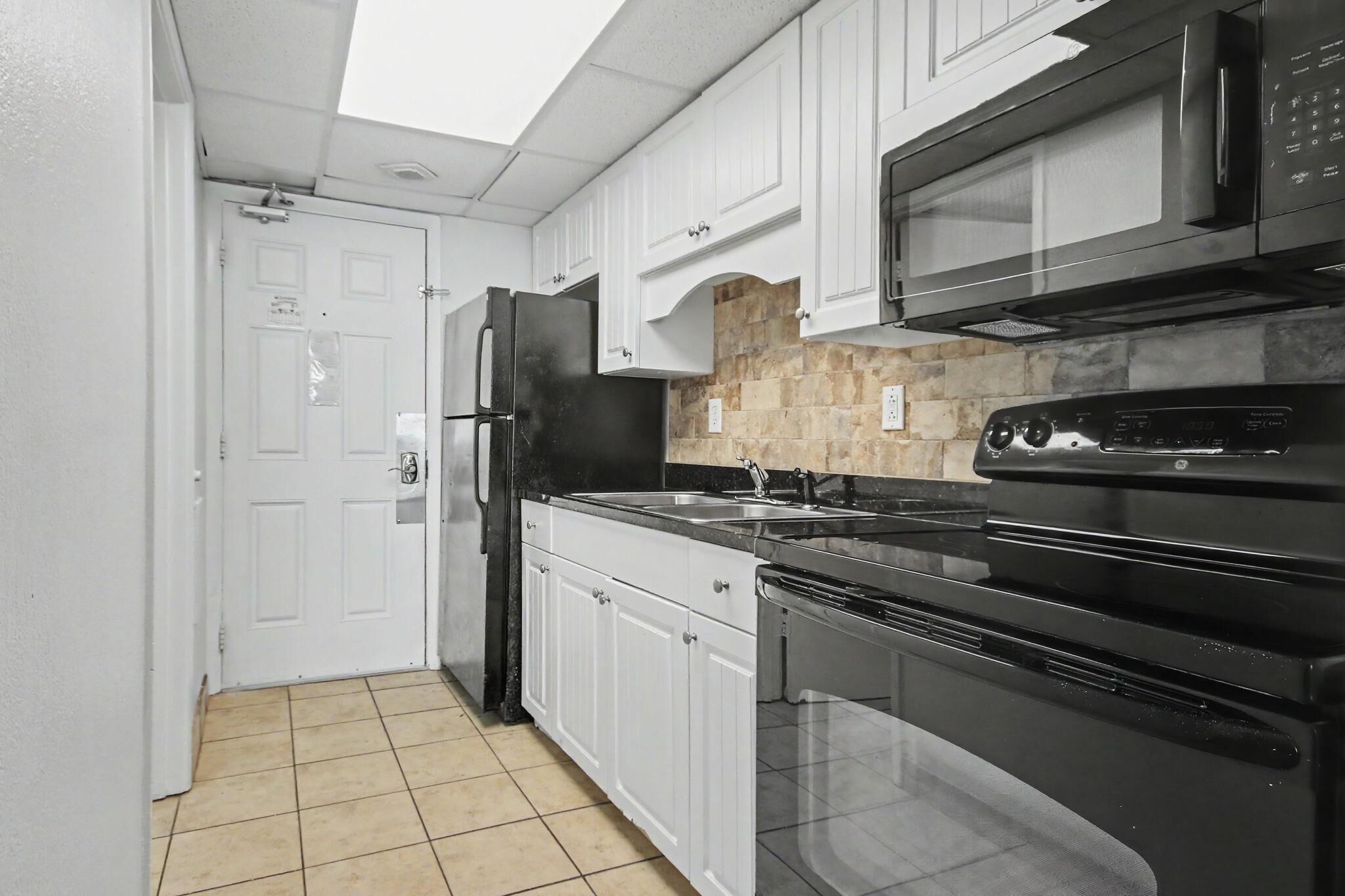 Oceanfront Two Queen Room + Beach + Dog Friendly - Surfside Beach, SC