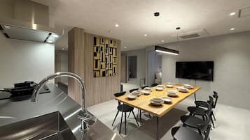 Appartement Design | Cuisine privée | Réfrigérateur, four à micro-ondes, surface de cuisson