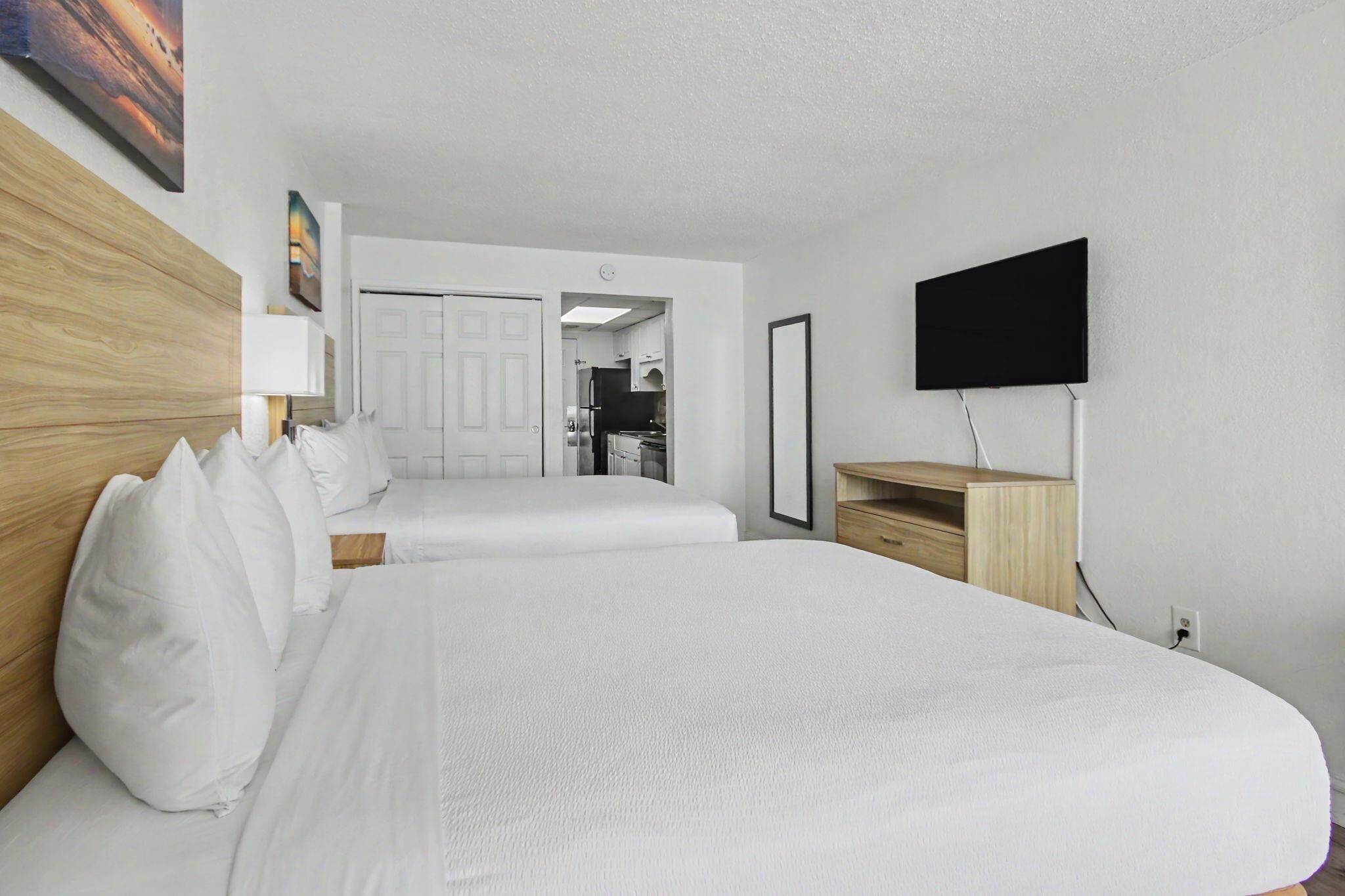 Oceanfront Two Queen Room + Beach + Dog Friendly - Surfside Beach, SC