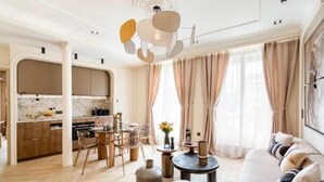 Ein modernes Wohnzimmer mit einer Couch, einem Couchtisch und einem Essbereich.