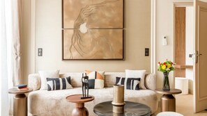 Living area - DESIGNER TWO-BEDROOM SUITE WITH HAUSSMANN CHARM IN MARAIS (Paris)