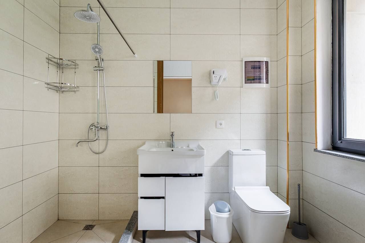 Slippers, soap, shampoo, toilet paper