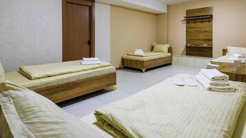 Basic Quadruple Room | Iron/ironing board, free WiFi, bed sheets