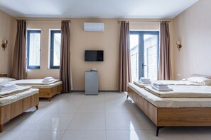 Family Room | Iron/ironing board, free WiFi