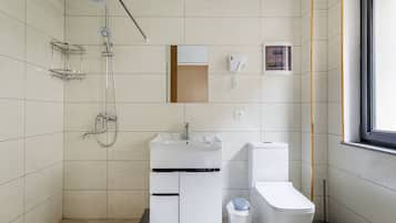 Basic Quadruple Room | Bathroom