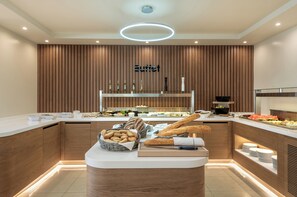 Buffet déjeuner gratuit tous les jours