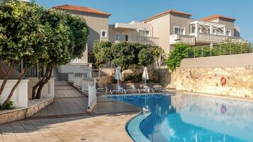 Seasonal outdoor pool, pool loungers
