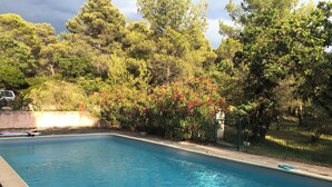 A rectangular swimming pool with a clear blue water surface, surrounded by a concrete edge. - La Grande Bastide (Grambois)