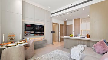 Apartamento superluxo, vista para a cidade | Área de estar | Smart TV 55 polegadas com canais digitais, Netflix