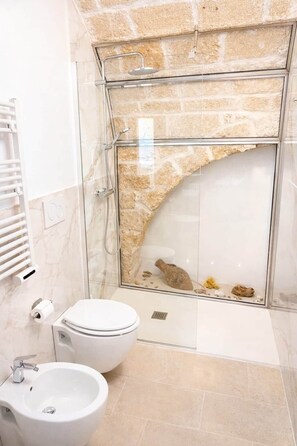 Bathroom - Natia Monopoli Guesthouse: Room 1st floor (Monopoli)