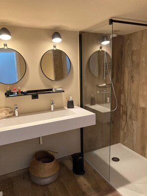 Dusche, Haartrockner, Handtücher, Toilettenpapier