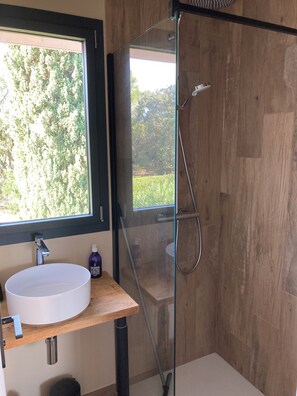 Shower, hair dryer, towels, toilet paper - Waterfront stone house, fully renovated in 2021 (Sainte Lucie de Porto Vecchio)