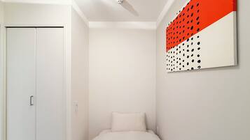 Appartement économique, balcon | Fer et planche à repasser, accès au Wi-Fi (inclus)