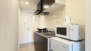 Business Apartment, Balcony | Private kitchen | Fridge, microwave, stovetop, cookware/dishes/utensils