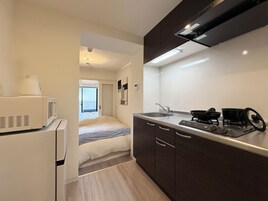 Apartamento clásico, balcón | Cocina básica privada | Frigorífico, microondas, placa de cocina y hervidor eléctrico