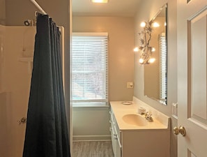 Douche, séchoir à cheveux, serviettes fournies
