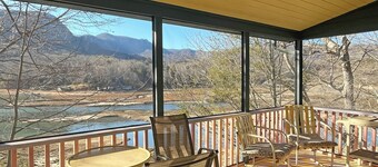 Lake Front - 5 bedrooms, bunk room, game room, screened porch, and hot tub