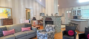 Lake Front - 5 bedrooms, bunk room, game room, screened porch, and hot tub