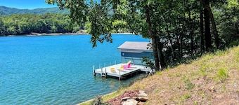 Lake Front - game room, screened porch, and hot tub