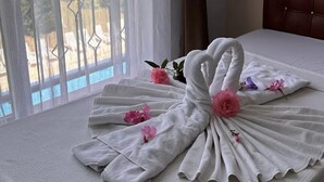 A bed with a white bedspread, a headboard, and a window with sheer curtains. - LA MUER CITY HOTEL KEMER (Kemer)