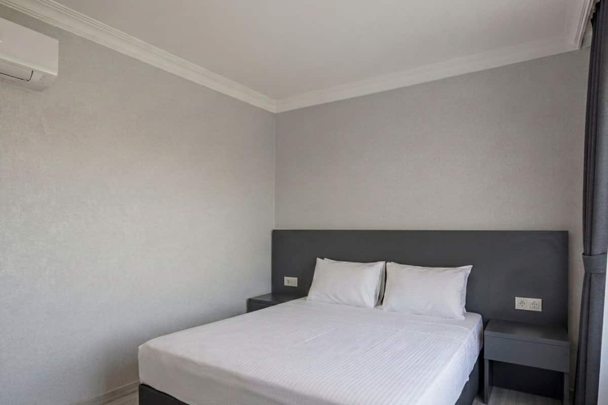 Standard Room, 1 Bedroom, Mountain View | In-room safe, desk, laptop workspace