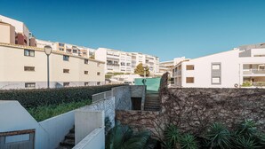 A residential area with modern buildings, a clear sky, and a stone wall with greenery. - Sophisticated Retreat Near the Sea, Agde (Agde)