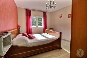 Room - The Monthorin Valley (La Bazouge-du-Désert)