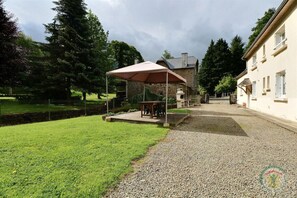 Outdoor dining - The Monthorin Valley (La Bazouge-du-Désert)