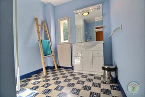 Bathroom - The Monthorin Valley (La Bazouge-du-Désert)