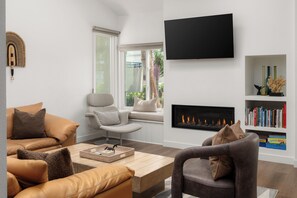 Smart TV, fireplace - La Jolla Shores Beach Home w/ AC (La Jolla)