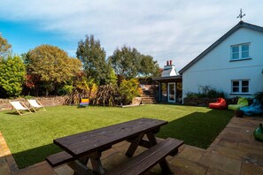 Outdoor dining - Some homes are made for holidays,  Surfers Roost is made for time well spent together. (Croyde)