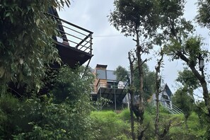 Un edificio moderno con un balcón y una escalera que conduce al piso superior.