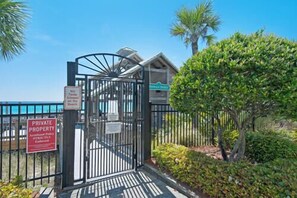 Property grounds - Beach House~Pet Friendly~Walk to Beach~Sleeps 10~Free Activity Passes (Miramar Beach)
