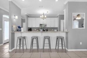 Private kitchen - Beach House~Pet Friendly~Walk to Beach~Sleeps 10~Free Activity Passes (Miramar Beach)