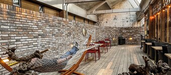 Discover a unique stay in Oss’ historic weaving mill. Modern comforts, free parking, and industrial character combine to create the ideal spot for work trips or short getaways.