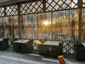 Outdoor dining - Discover a unique stay in Oss’ historic weaving mill. Modern comforts, free parking, and industrial character combine to create the ideal spot for work trips or short getaways. (Oss)