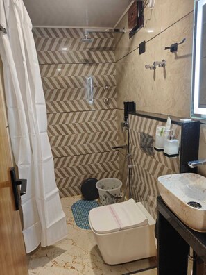 Superior Double Room, Valley View | Bathroom - House Hotel Darjeeling Near Gandhi Rd (Darjeeling)