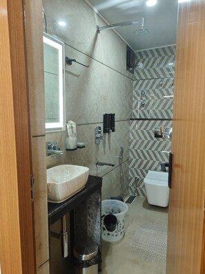 Deluxe dubbelrum - utsikt mot dalen | Badrum