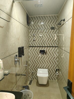 Deluxe dubbelrum - utsikt mot dalen | Badrum