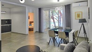 Un salon moderne comprenant un coin repas, un canapé, une table basse et une lampe.