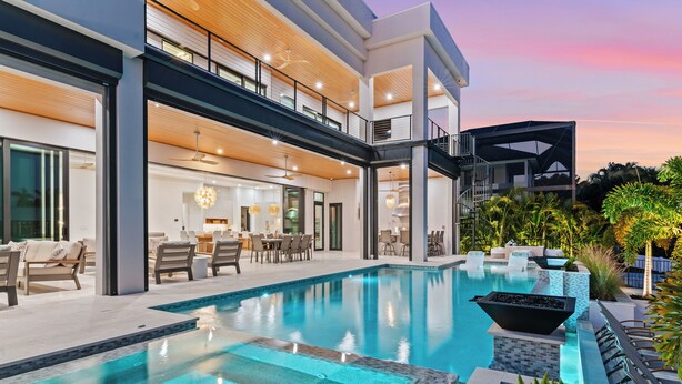 Una casa moderna con piscina, area relax esterna e un balcone.