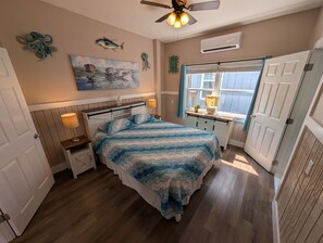 2 bedrooms, iron/ironing board, travel cot, free WiFi - Seafoam Cottage - Beauty in the Heart of Cedar Key (Cedar Key)