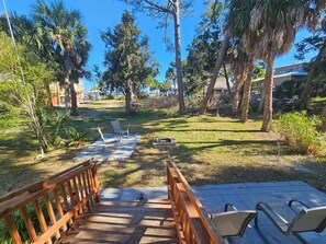 Property grounds - Seafoam Cottage - Beauty in the Heart of Cedar Key (Cedar Key)